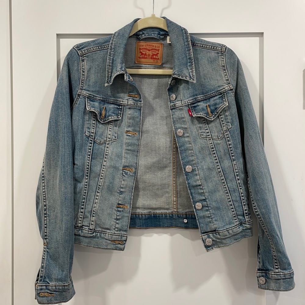 Levi’s women’s trucker jacket. Color: Jeanie. Size: small. Perfect condition.